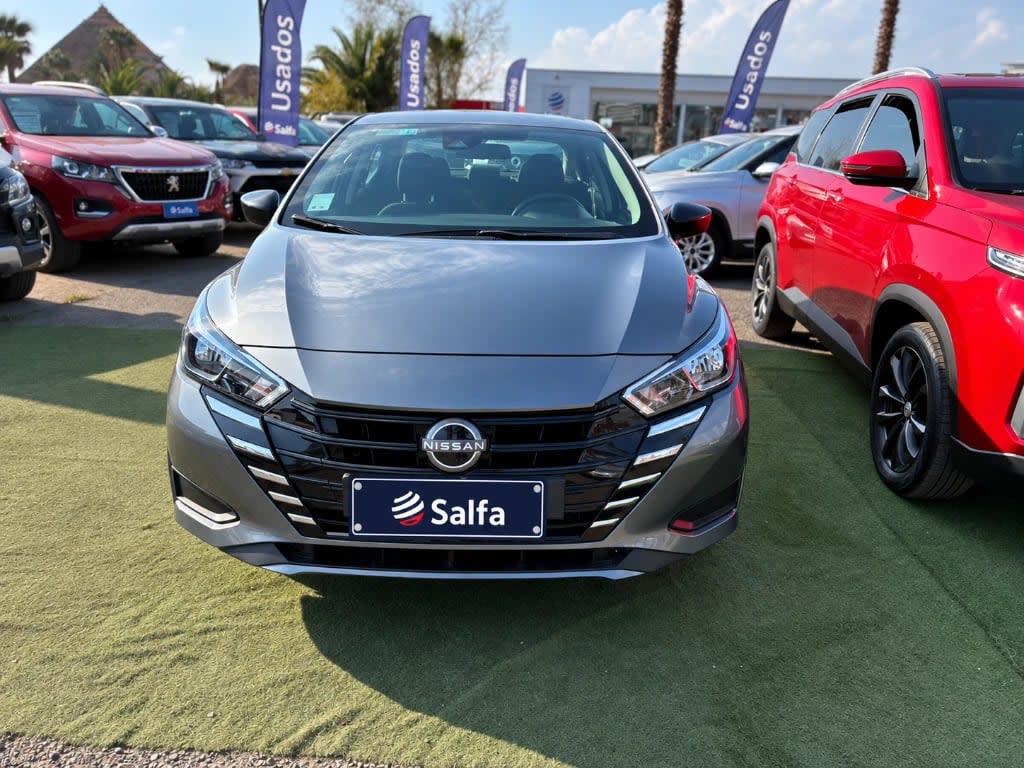 2025 Nissan Versa 1.6 Gris - Miniatura 2