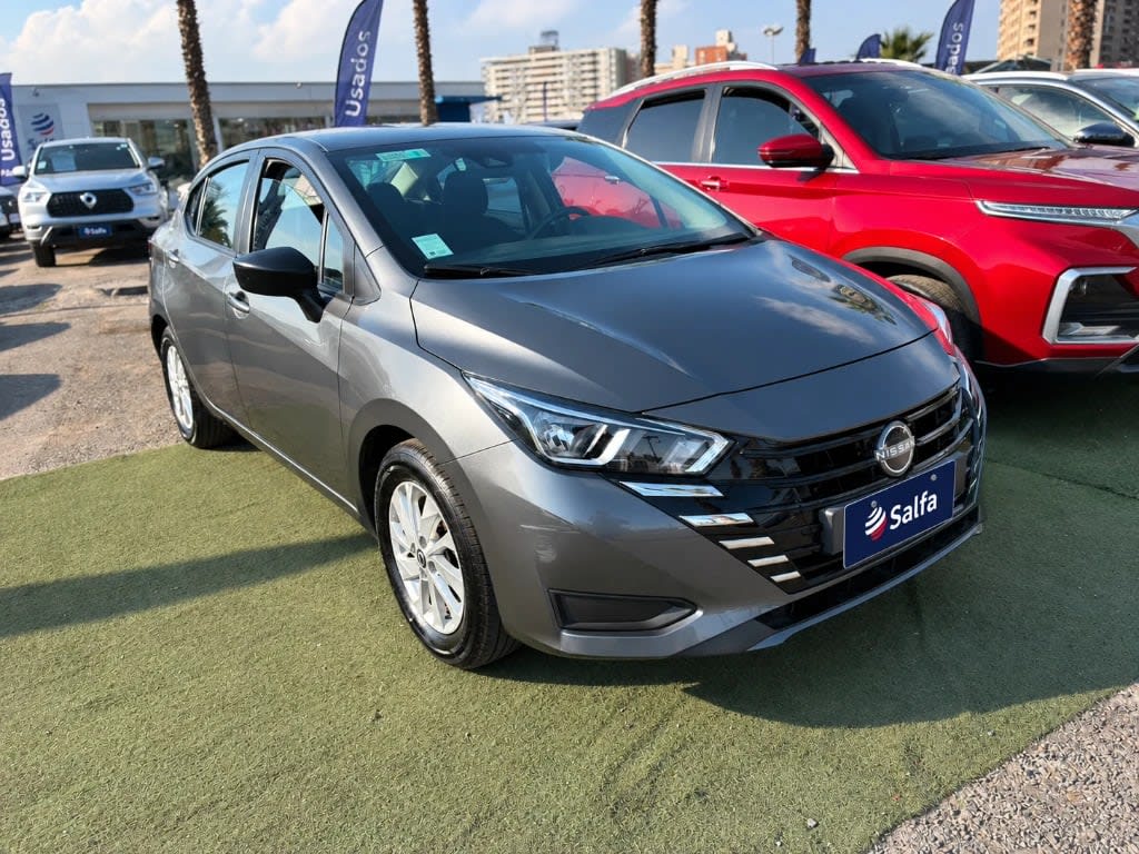 2025 Nissan Versa 1.6 Gris - Miniatura 3