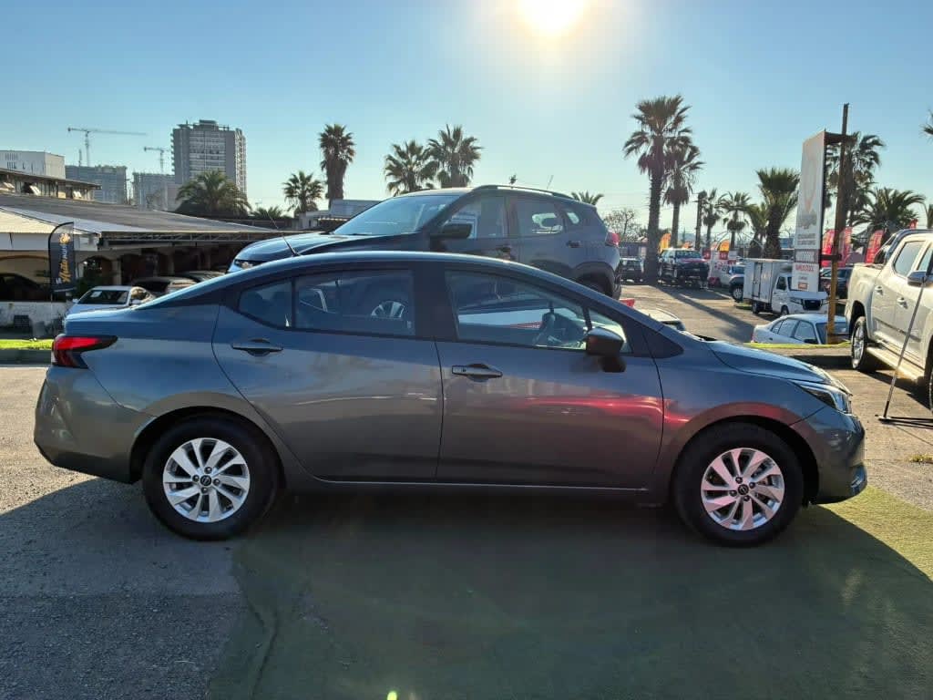 2025 Nissan Versa 1.6 Gris - Miniatura 4