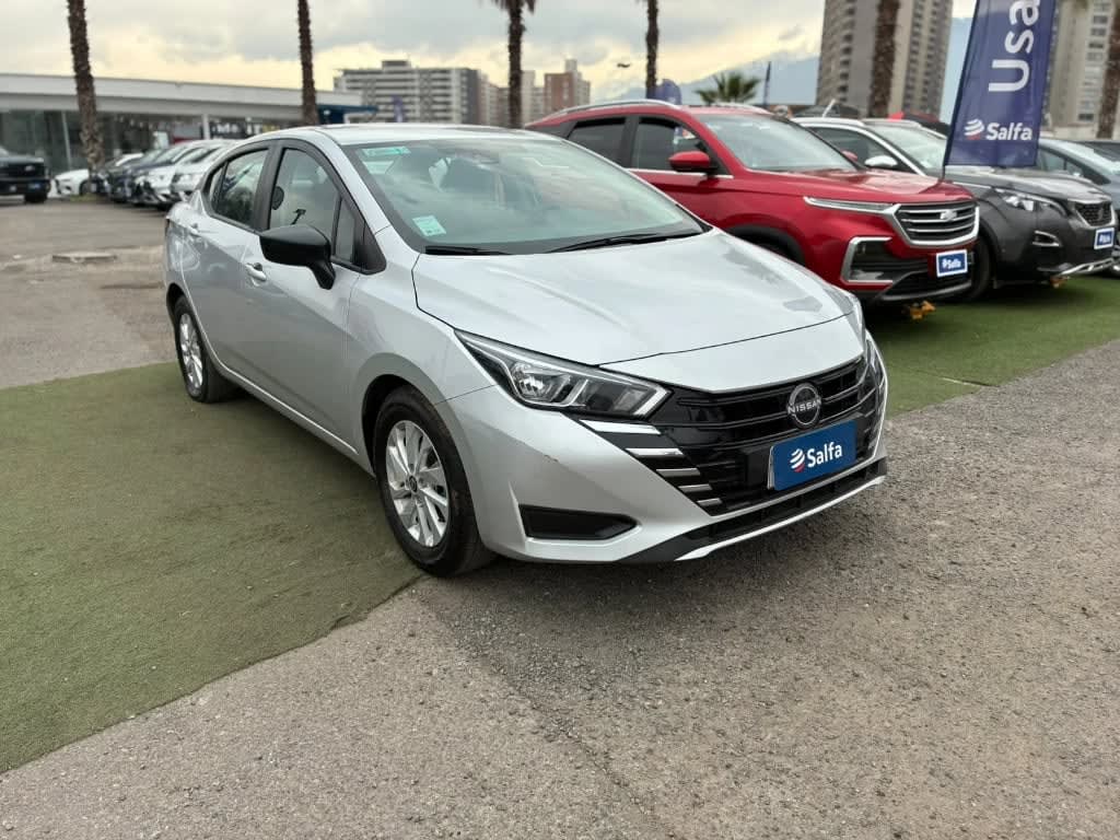 2025 Nissan Versa 1.6 Plata - Miniatura 3