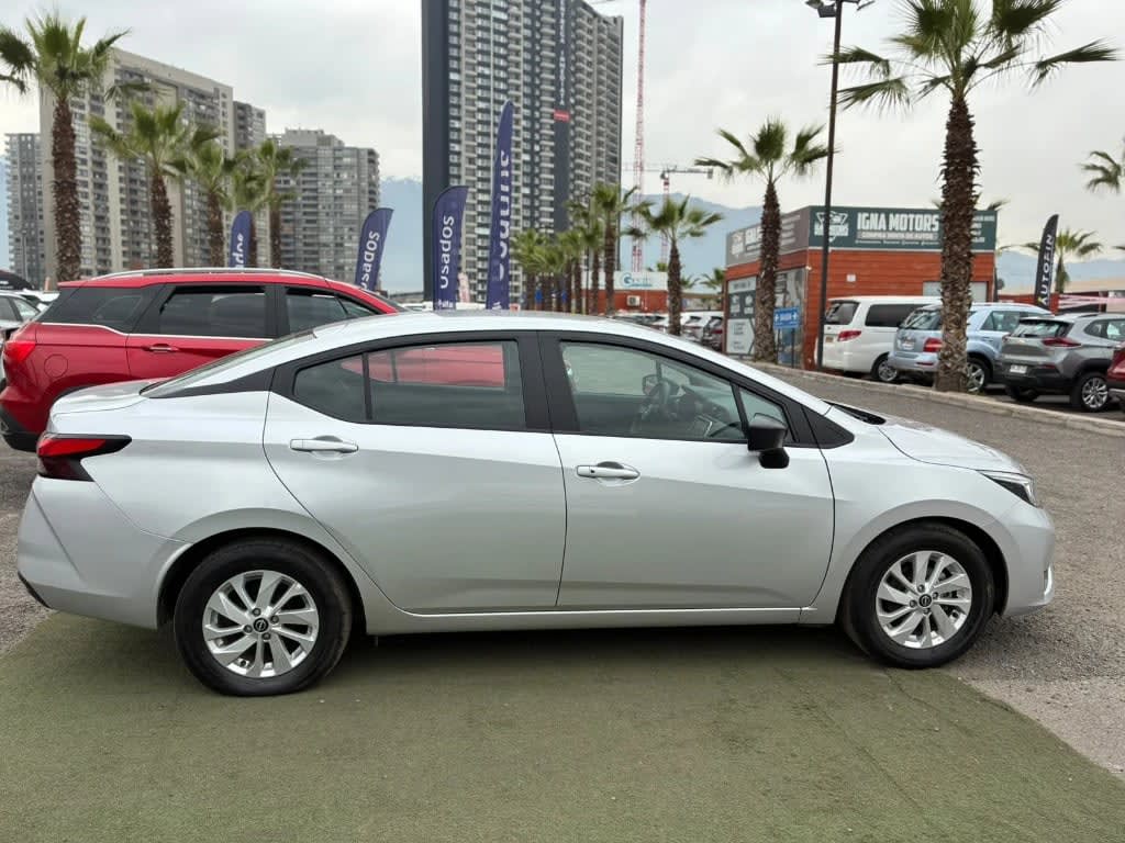 2025 Nissan Versa 1.6 Plata - Miniatura 4