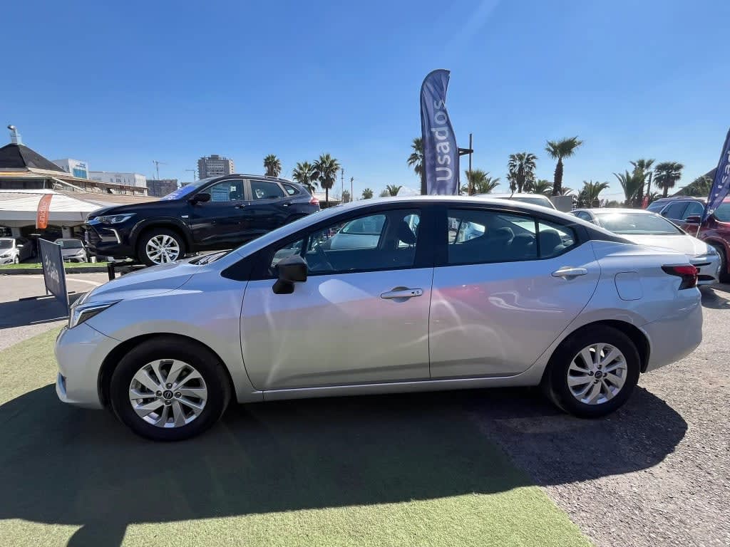 2025 Nissan Versa 1.6 Plata - Miniatura 8