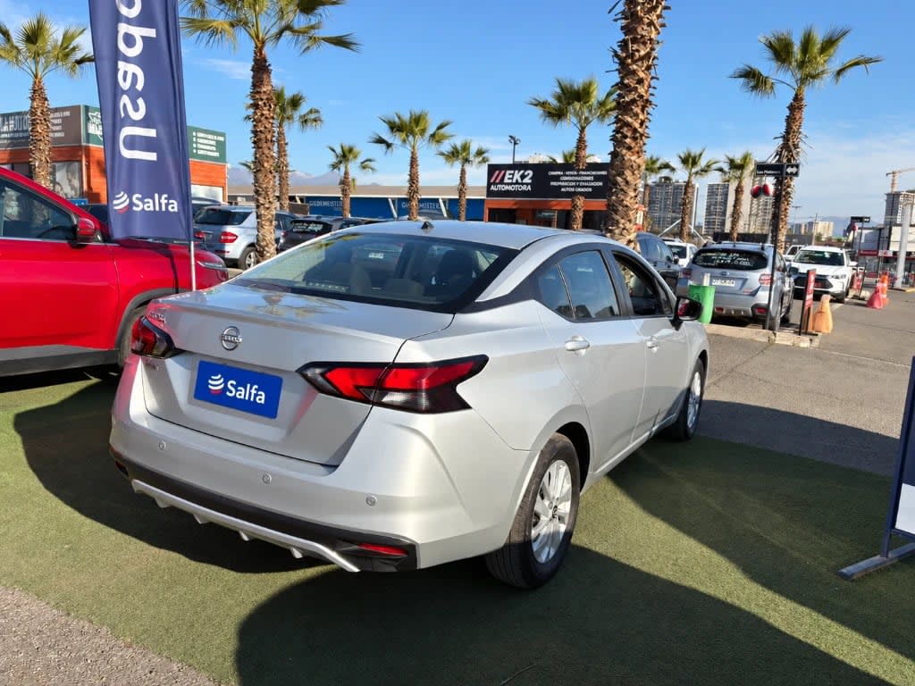 2025 Nissan Versa 1.6 Plata - Miniatura 5