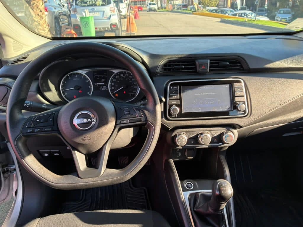 2025 Nissan Versa 1.6 Plata - Miniatura 10