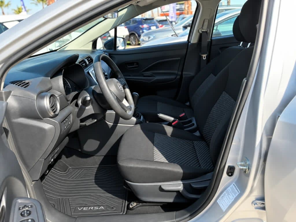 2025 Nissan Versa 1.6 Plata - Miniatura 9