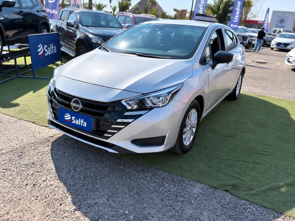 2025 Nissan Versa 1.6 Plata - Imagen 1