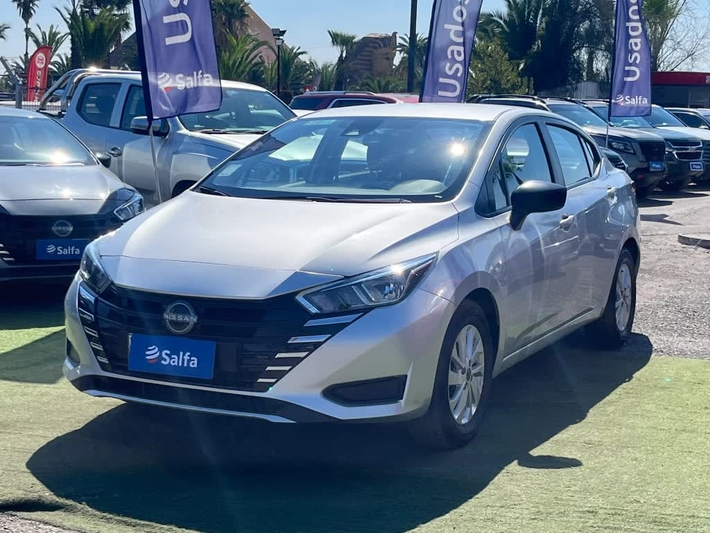 2025 Nissan Versa 1.6 Plata - Imagen 1