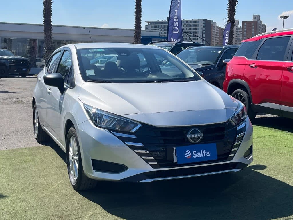 2025 Nissan Versa 1.6 Plata - Miniatura 3