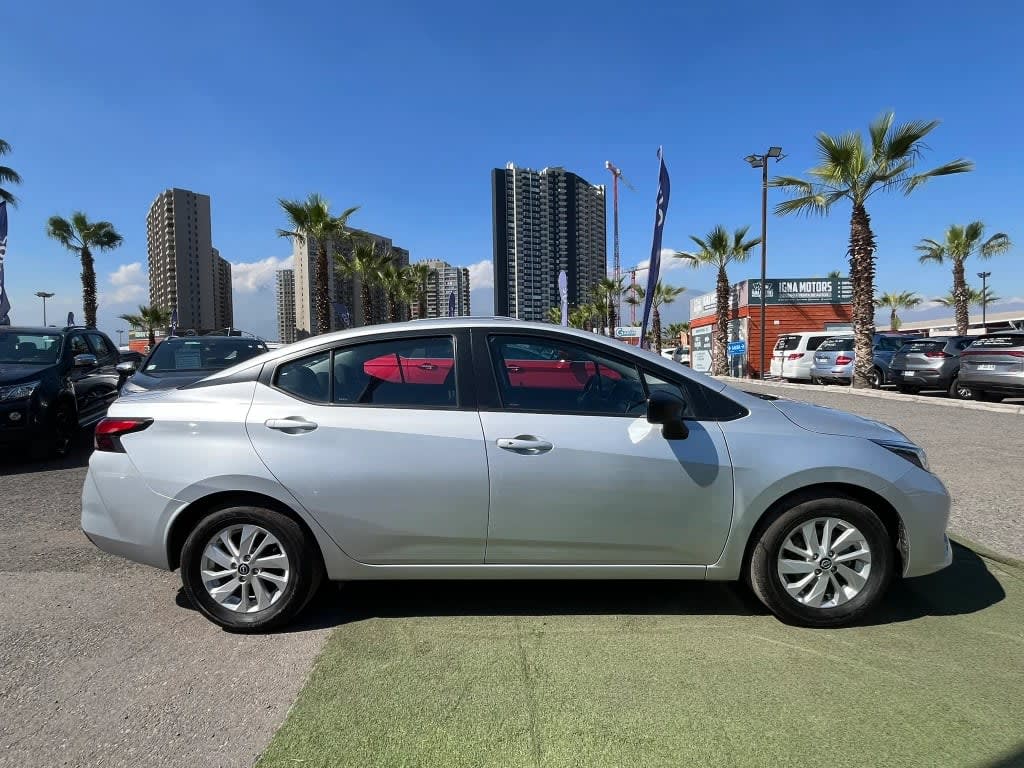 2025 Nissan Versa 1.6 Plata - Miniatura 8