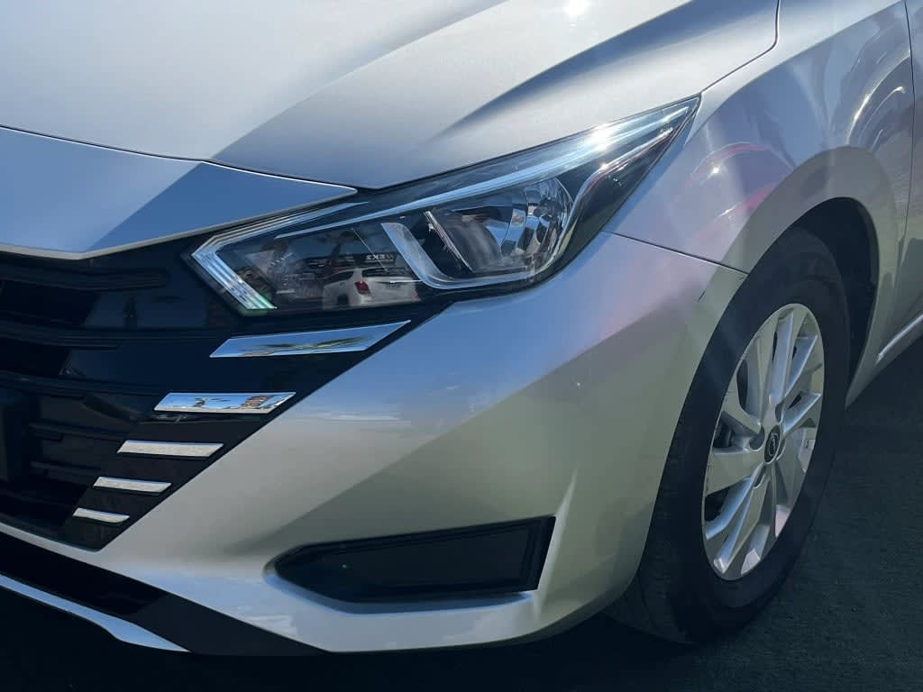 2025 Nissan Versa 1.6 Plata - Miniatura 9