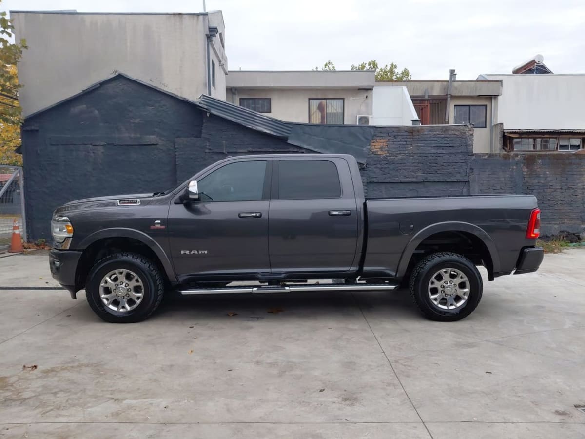 2021 RAM 2500 6.7 LARAMIE 4X4 DOB. CAB. AT 4P PICKUP Gris - Miniatura 4