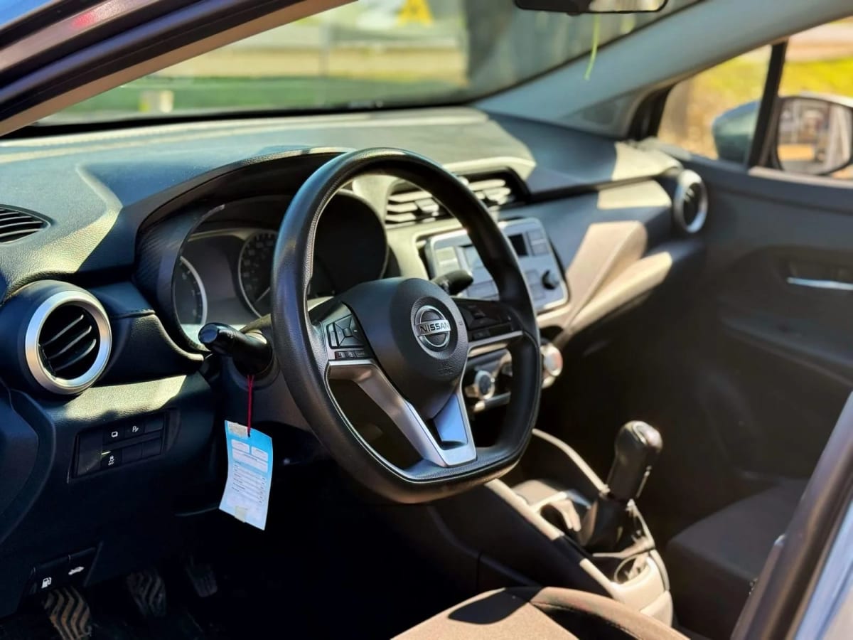 2022 Nissan Versa gris oscuro - Miniatura 7