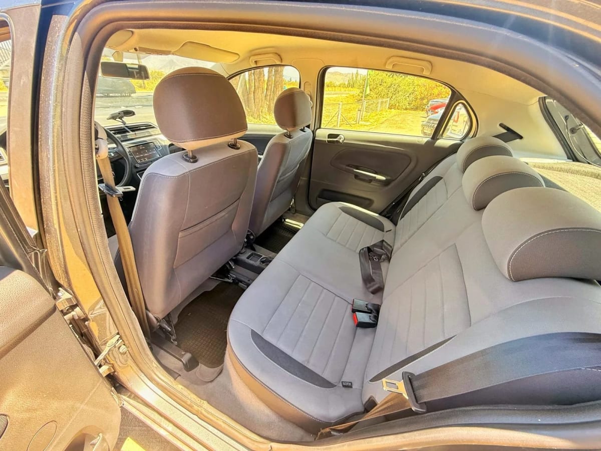 2019 Volkswagen Gol Highline Gris - Miniatura 10