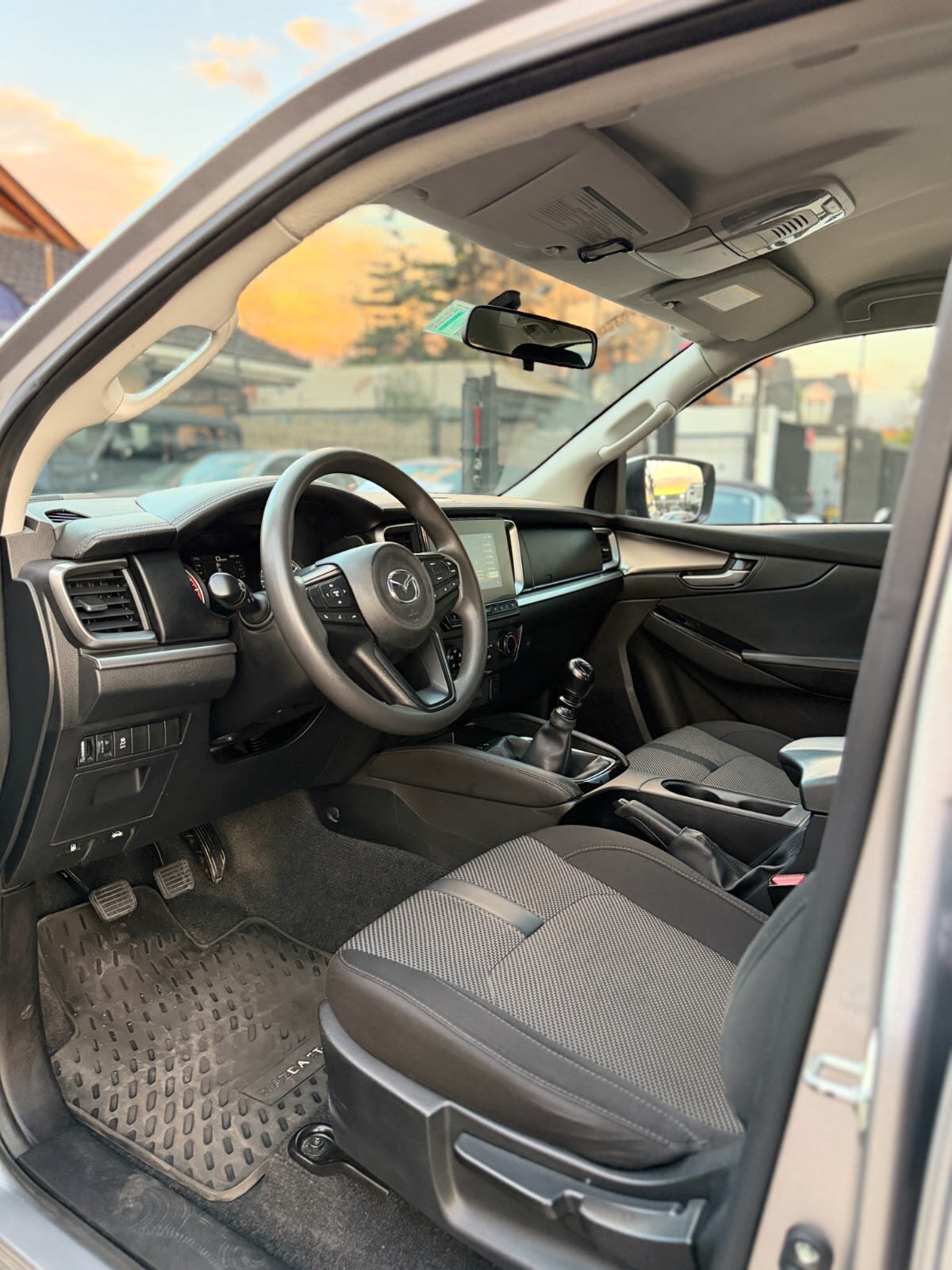 2023 Mazda BT-50 3.0 DIESEL Gris - Miniatura 6