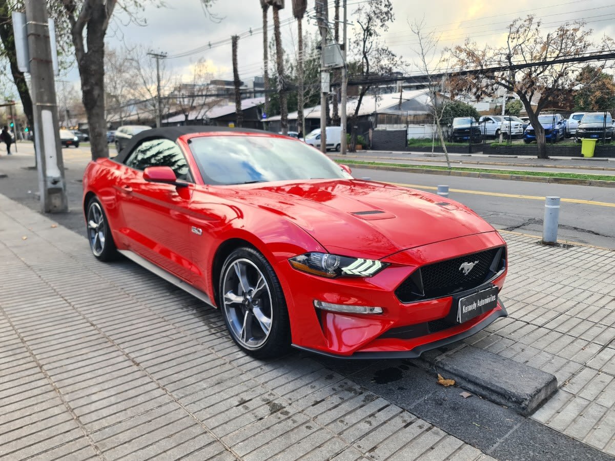 2023 FORD MUSTANG 5.0 ROJO FUERTE - Miniatura 2