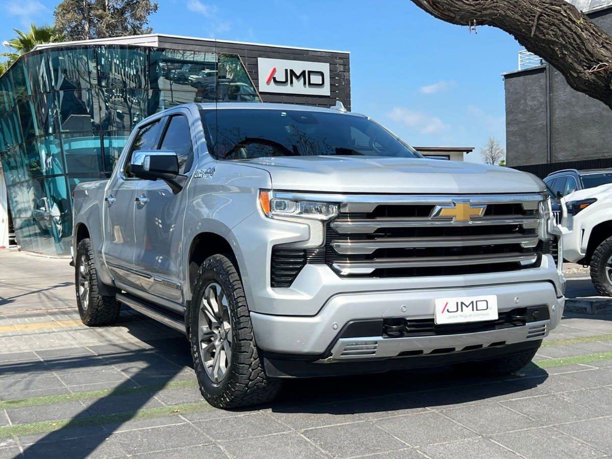 2022 Chevrolet SILVERADO HIGH Plata - Imagen 1