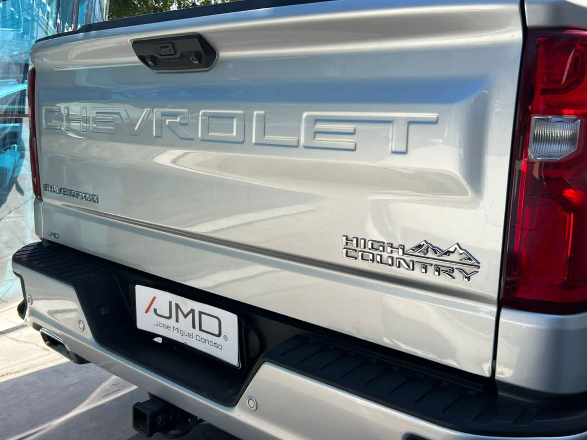 2022 Chevrolet SILVERADO HIGH Plata - Miniatura 7