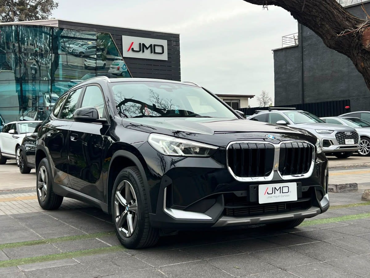 2024 BMW X1 18I Negro - Imagen 1