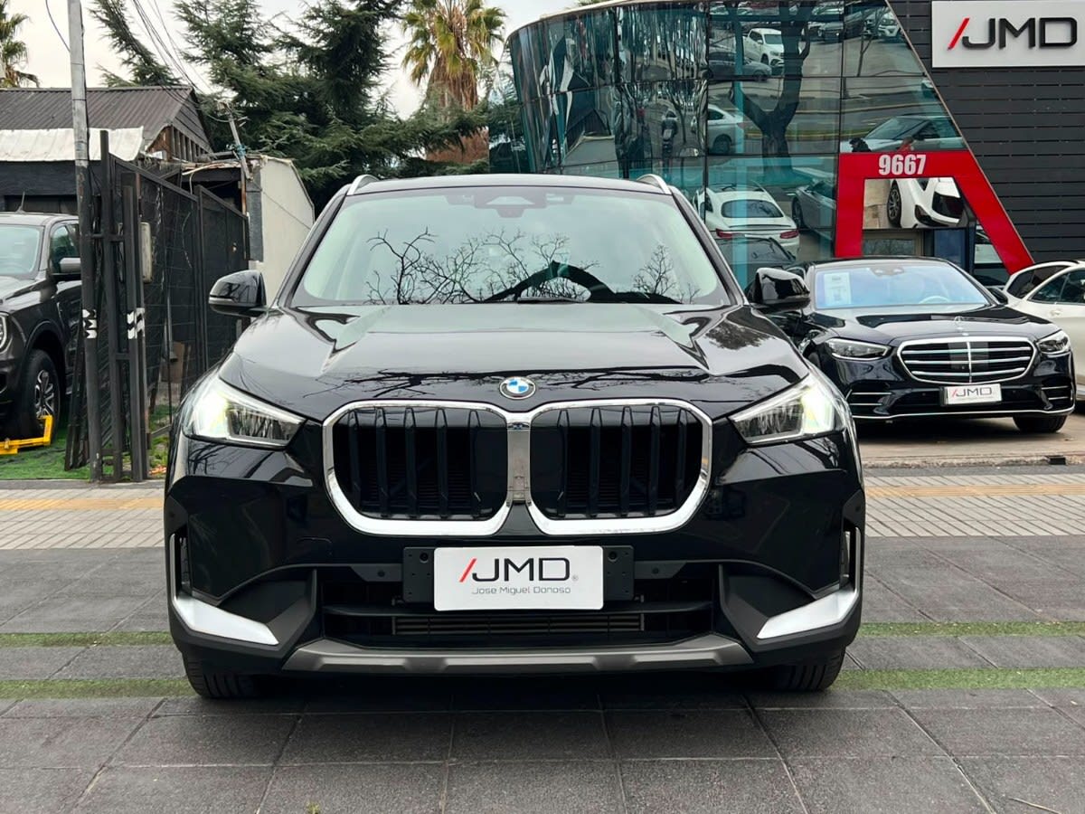 2024 BMW X1 18I Negro - Miniatura 2