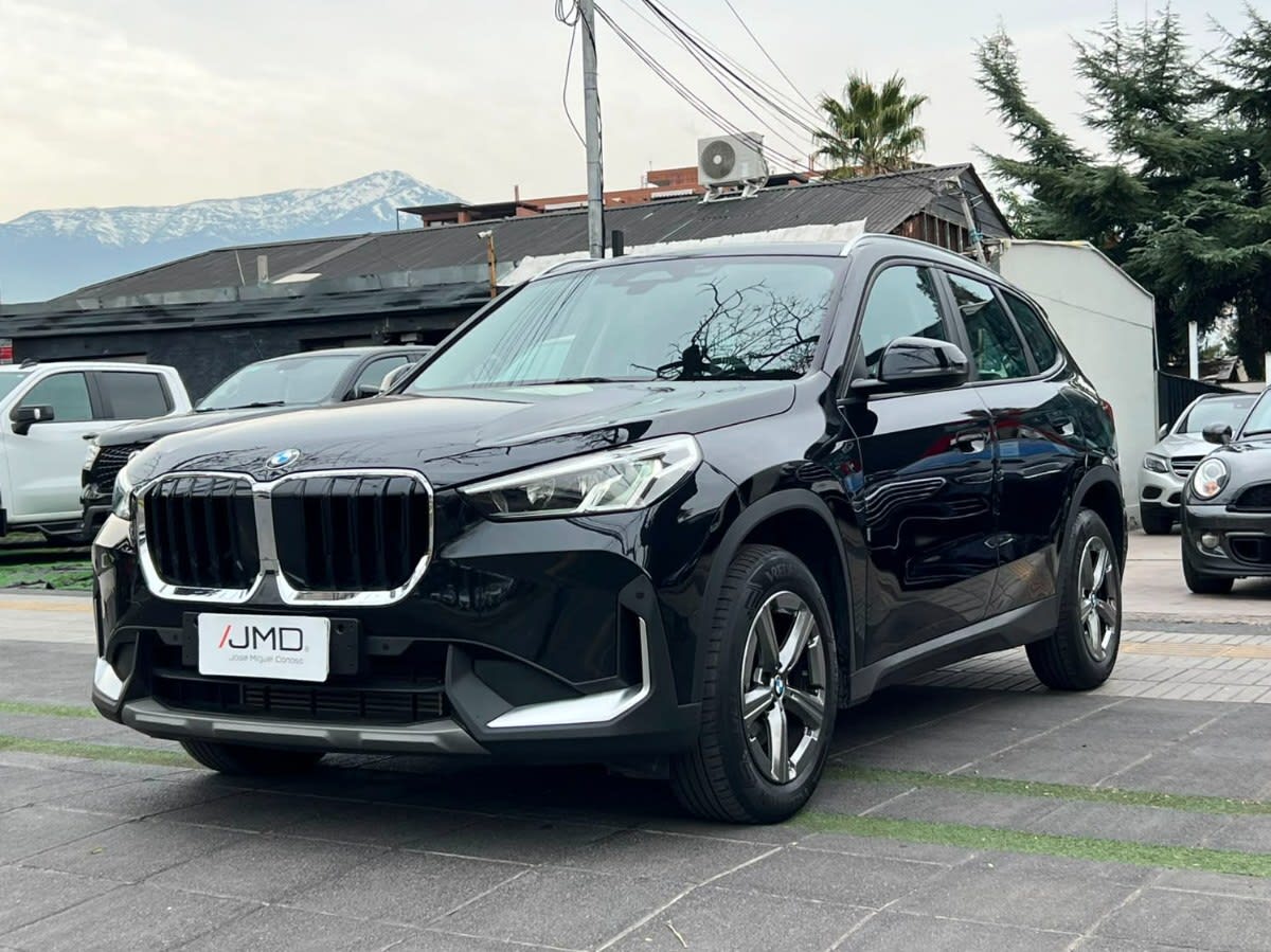 2024 BMW X1 18I Negro - Miniatura 3
