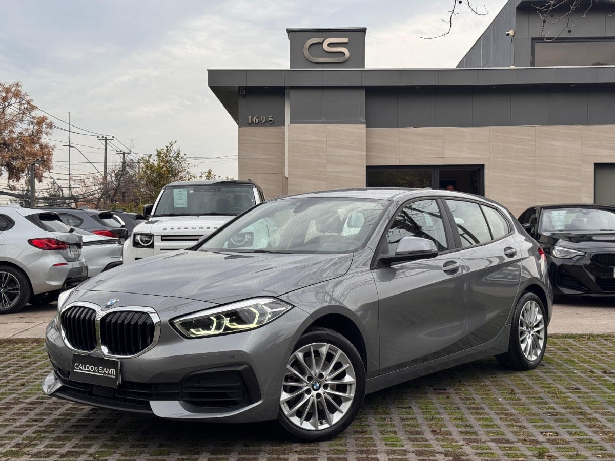 2024 BMW 118 DYNAMIC Gris - Imagen 1