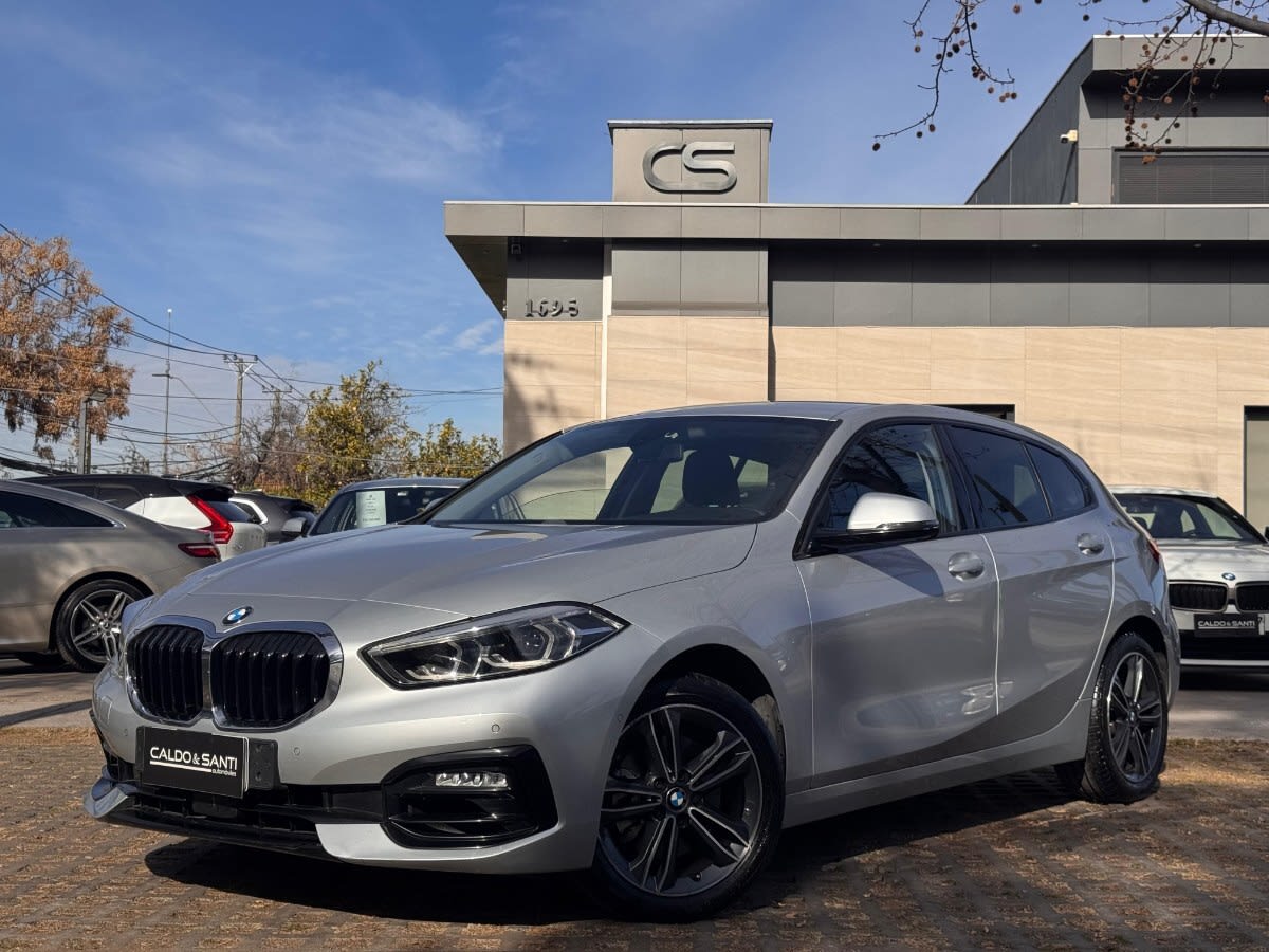 2021 BMW 118I 1.5 Plata - Imagen 1