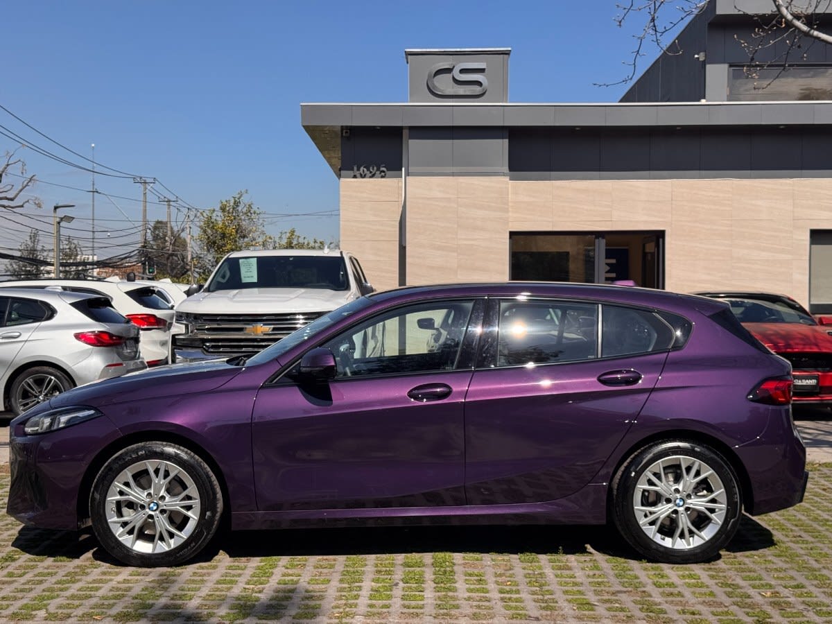 2025 BMW 118 HATCHBACK Morado - Miniatura 2
