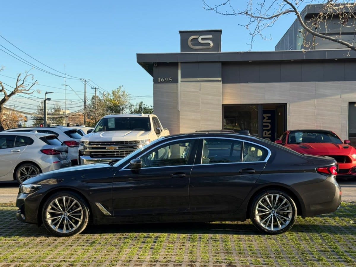 2021 BMW 520D HERITAGE Gris - Miniatura 2