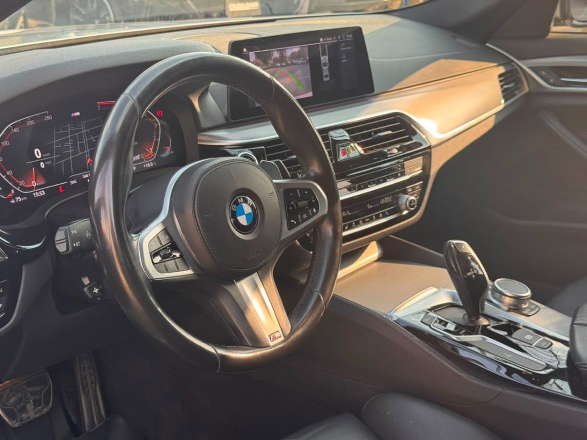 2021 BMW 530I M Azul - Miniatura 9