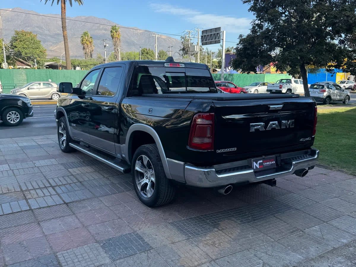2021 Dodge Ram 1500 5.7 Negro - Miniatura 4