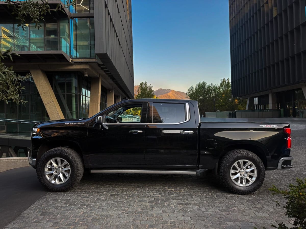 2022 Chevrolet SILVERADO LTZ Negro - Miniatura 8