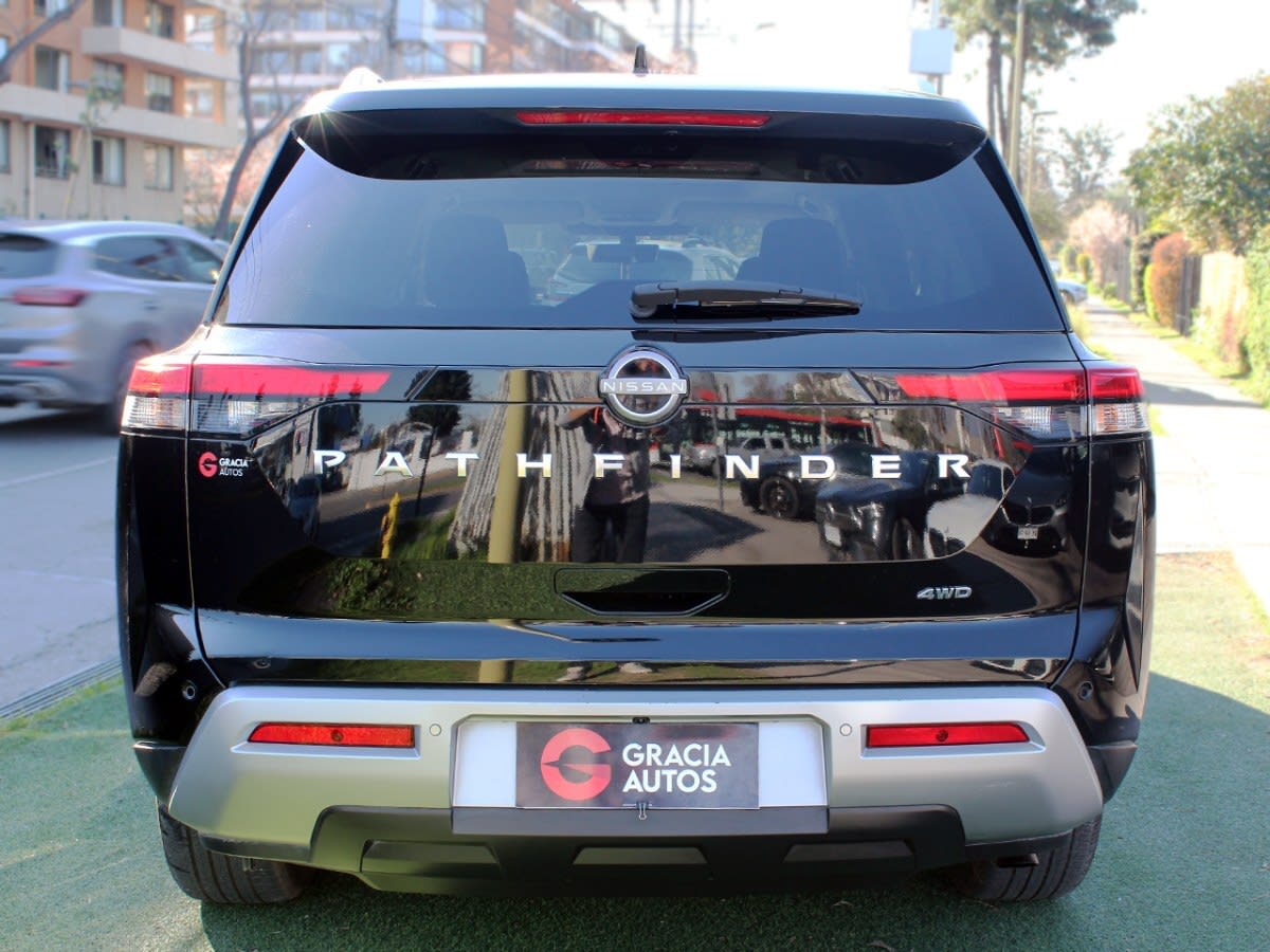 2024 Nissan PATHFINDER 4X4 Negro - Miniatura 8