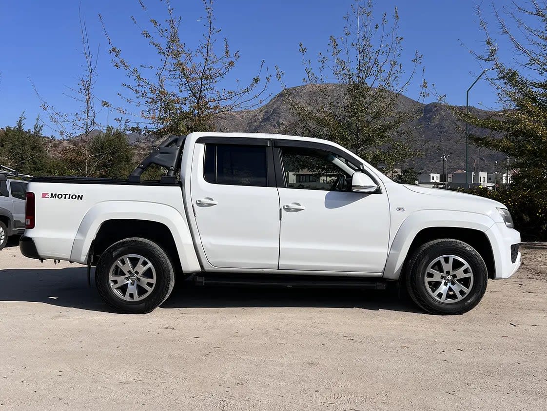 2018 Volkswagen Amarok 4x4 Negro - Miniatura 2