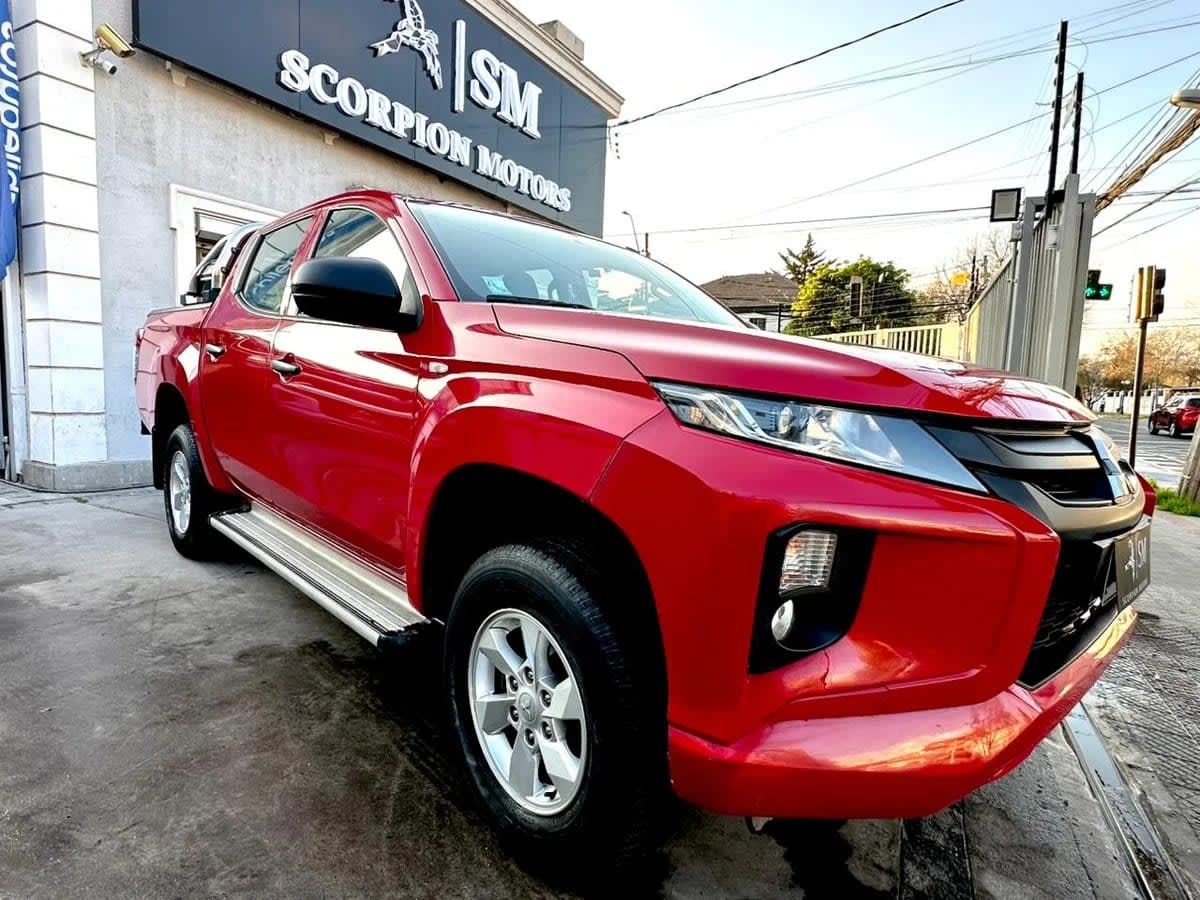 2023 Mitsubishi L200 WORK Rojo - Miniatura 2