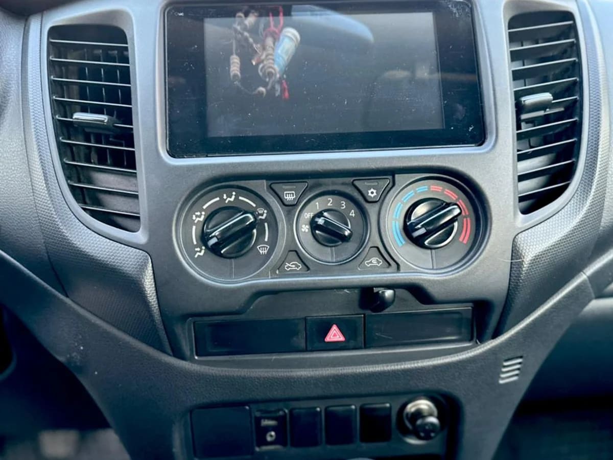 2023 Mitsubishi L200 WORK Rojo - Miniatura 9