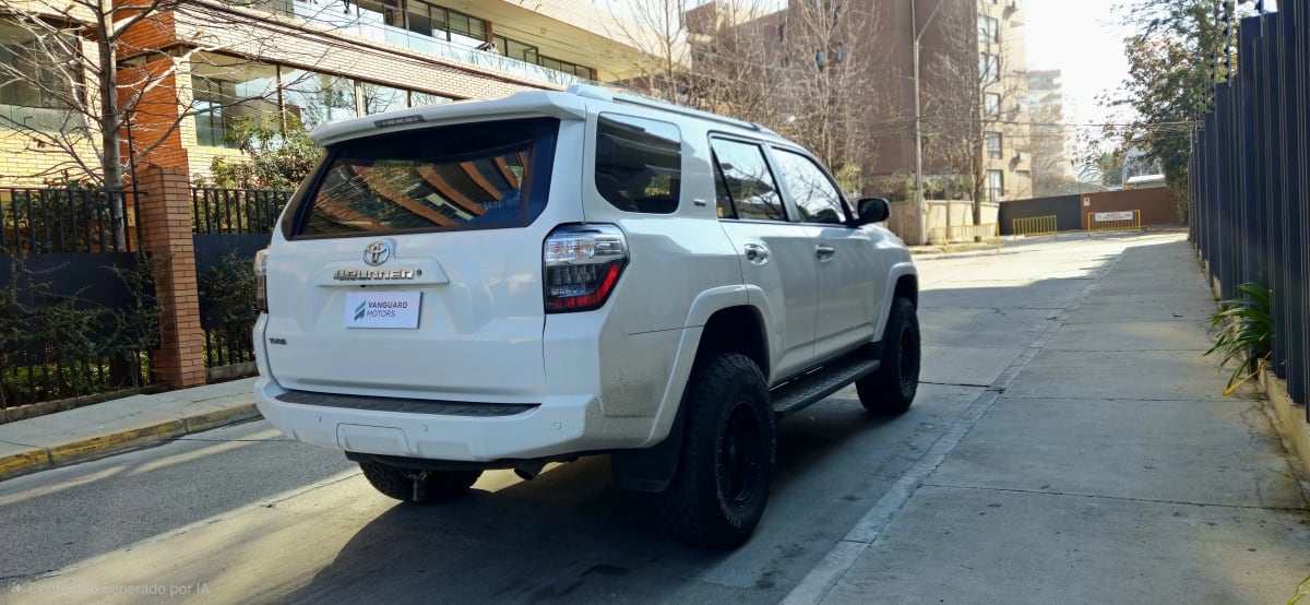 2022 Toyota 4Runner SR5 Blanco - Miniatura 4