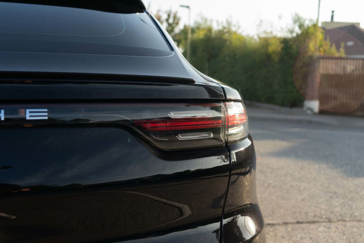 2020 Porsche Cayenne coupe Negro - Miniatura 6