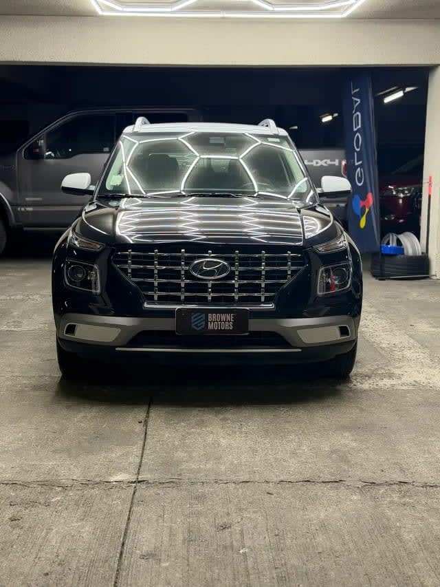 2022 Hyundai Venue Qx Premium Venue Negro/ Blanco - Miniatura 2