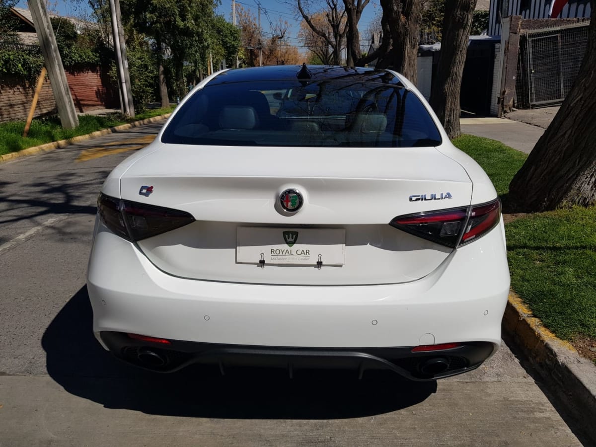 2024 Alfa Romeo Giulia Veloce - Miniatura 6