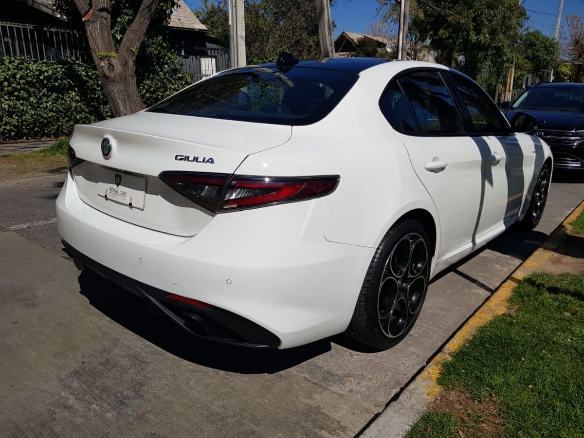 2024 Alfa Romeo Giulia Veloce - Miniatura 8