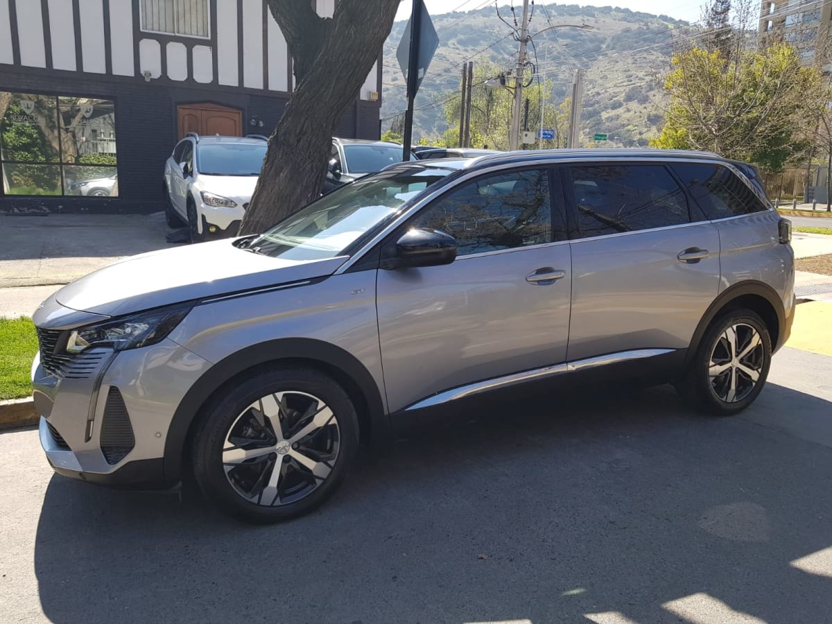 2022 Peugeot 5008 GT - Miniatura 10