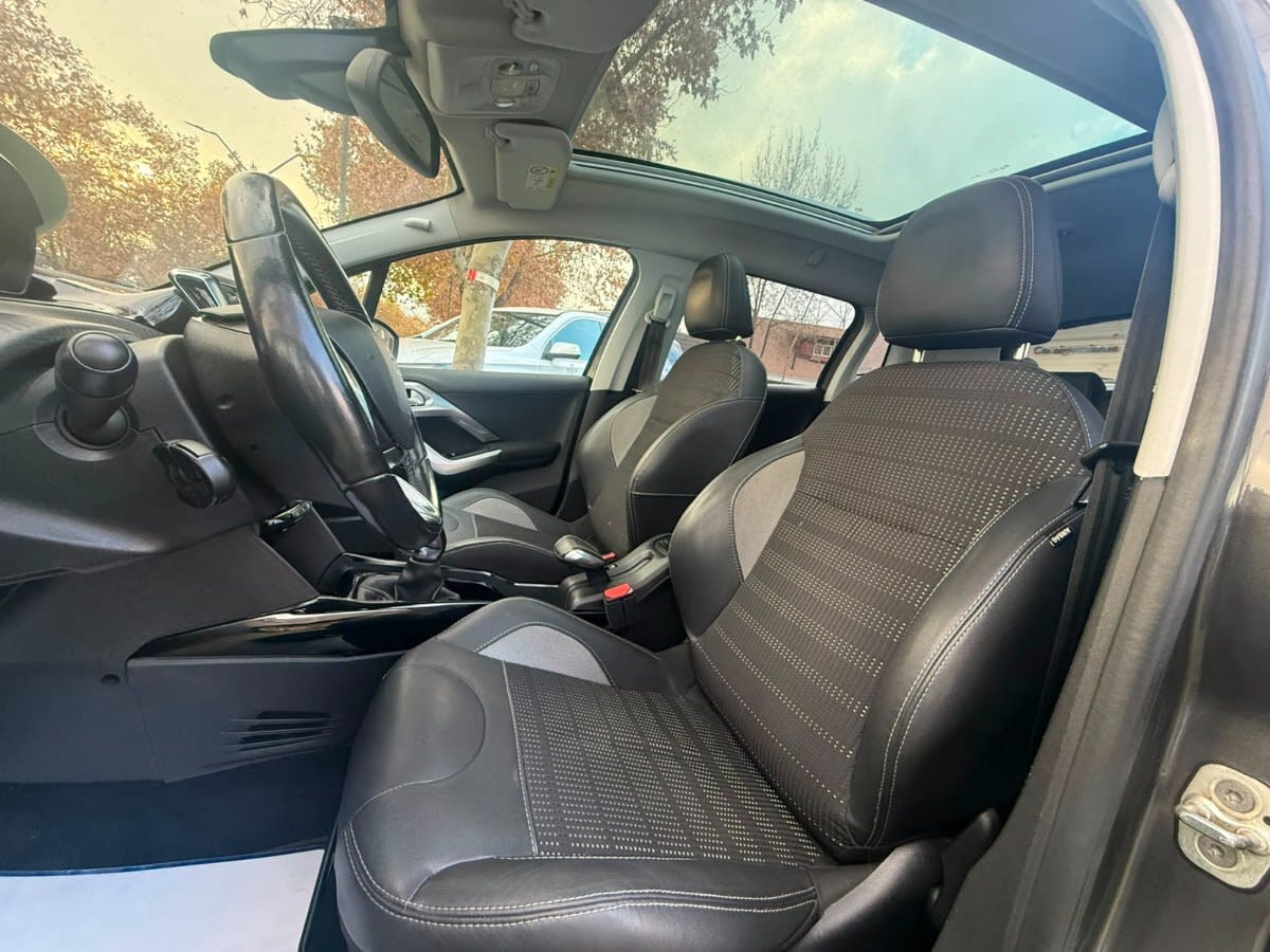 2020 Peugeot 2008 1.5 - Miniatura 8