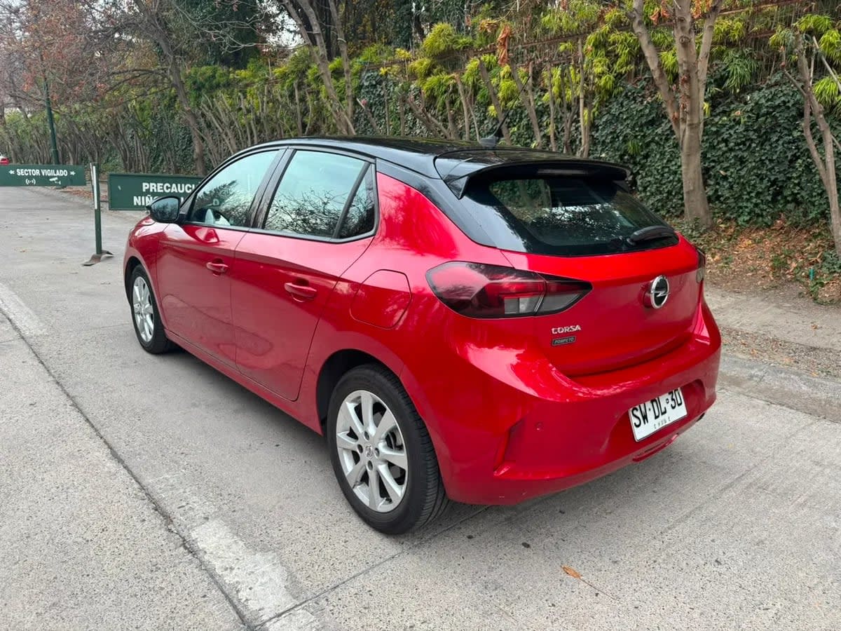 2023 OPEL Corsa 1.5T EDITION 4X2 rojo con techo negro - Miniatura 6