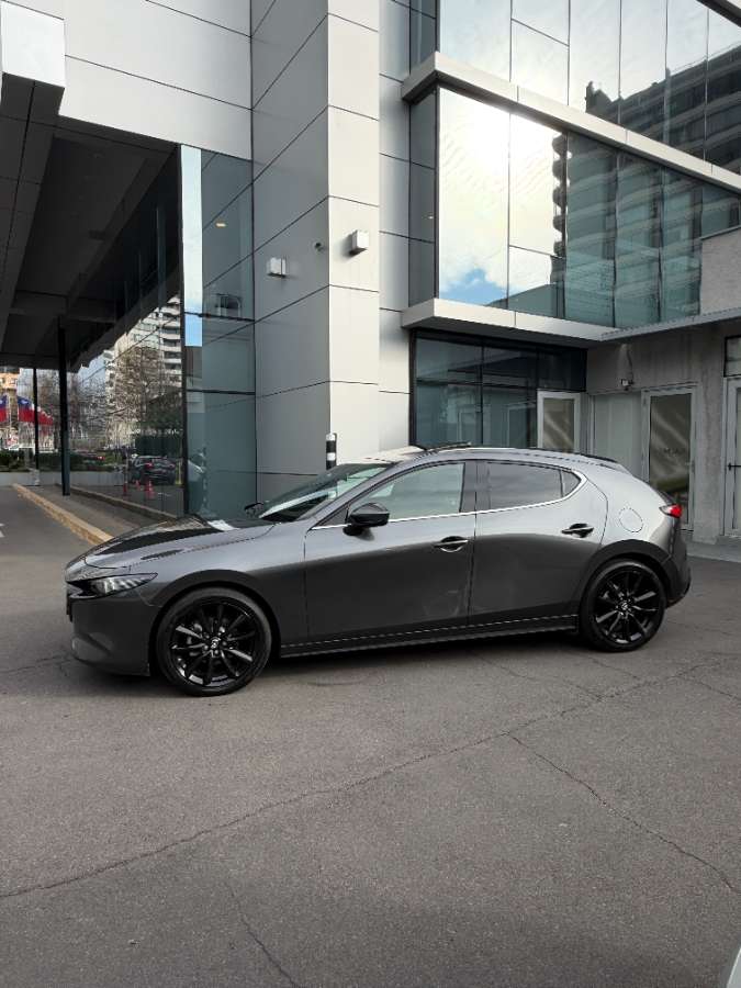 2026 Mazda 3 · Gris - Miniatura 4