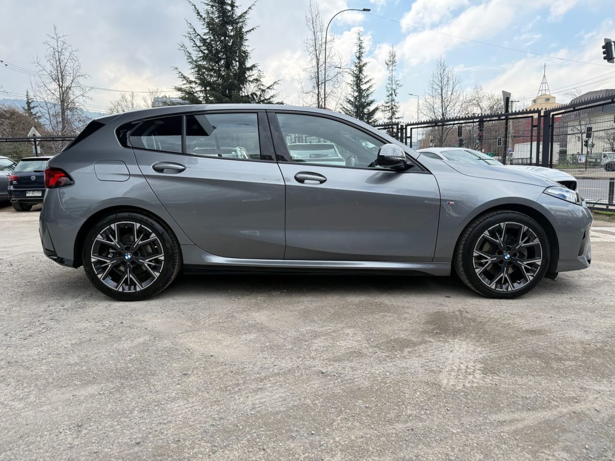 2025 BMW 118 Sport M Gris - Miniatura 4