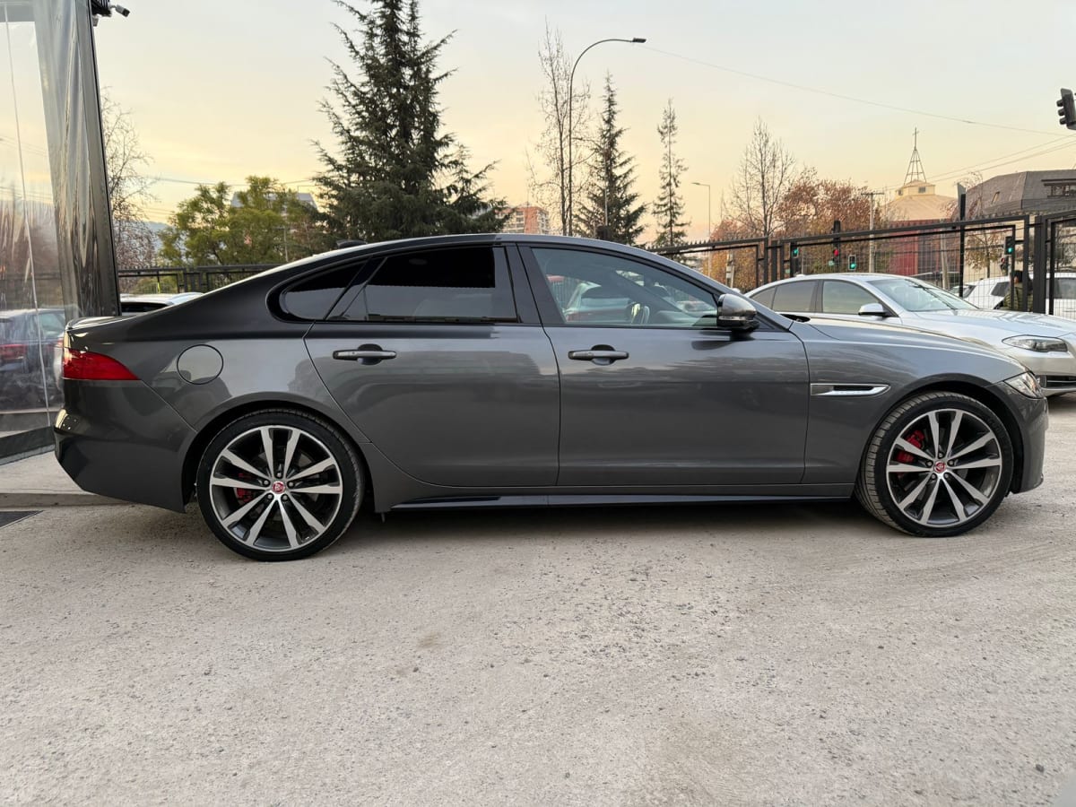 2017 Jaguar XF S Gris - Miniatura 4