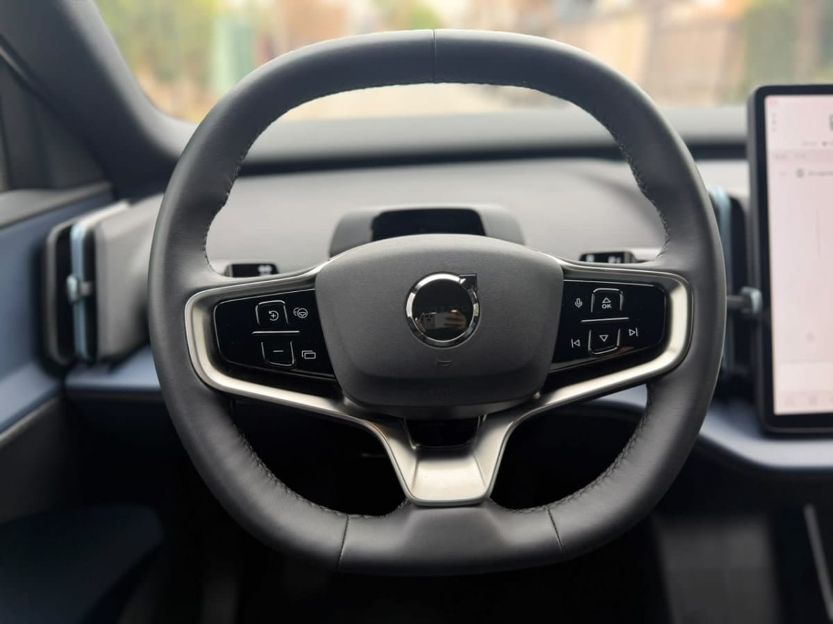 2025 Volvo EX30 AT Gris - Miniatura 4