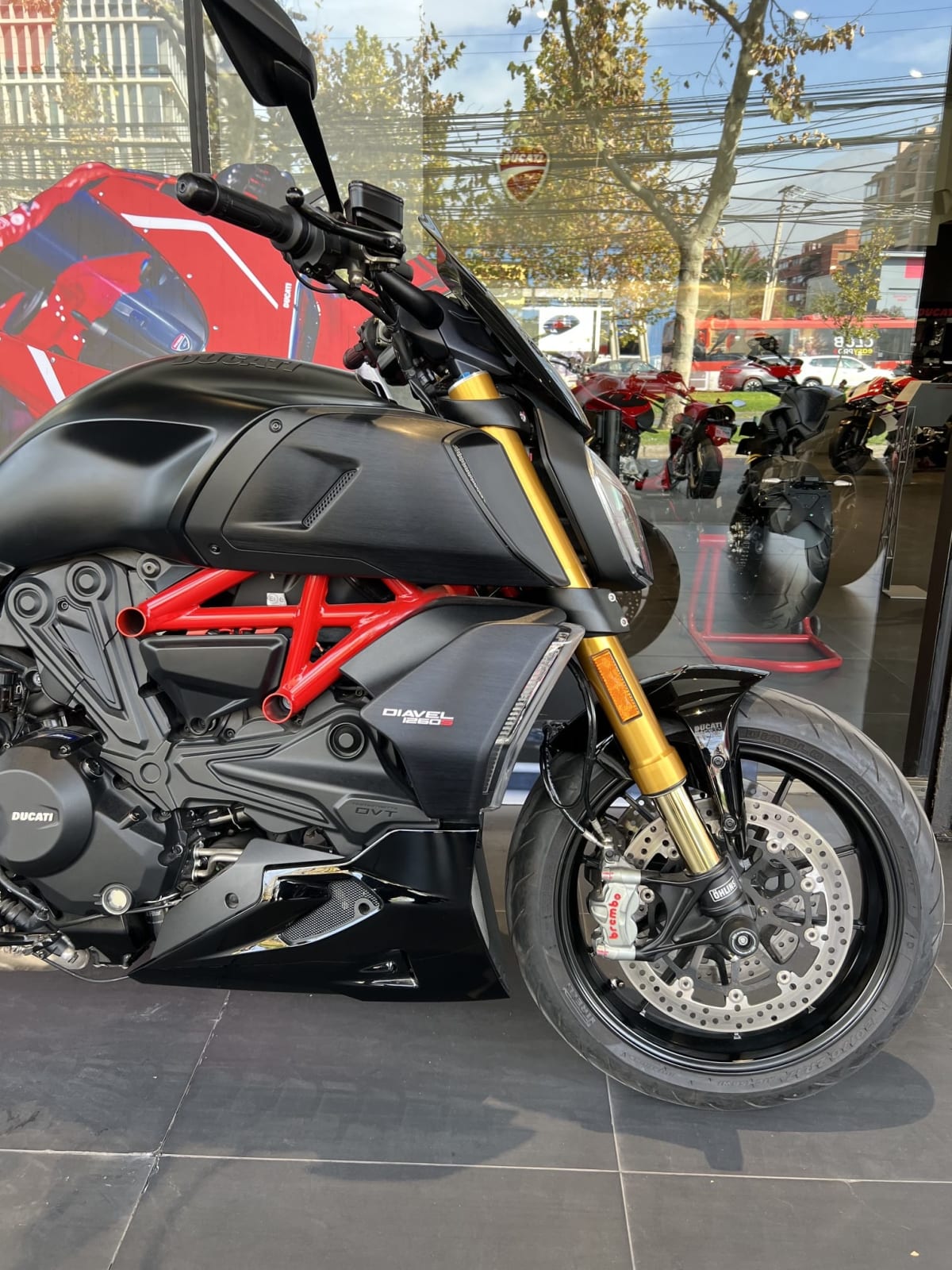 2022 Ducati Diavel 1260 S - Miniatura 2