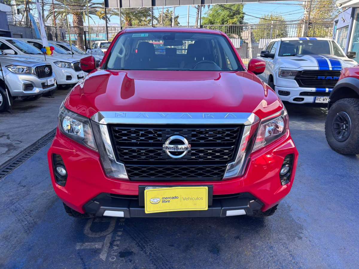 2022 Nissan NAVARA D CAB 4X4 2.3 AT D Rojo - Miniatura 2