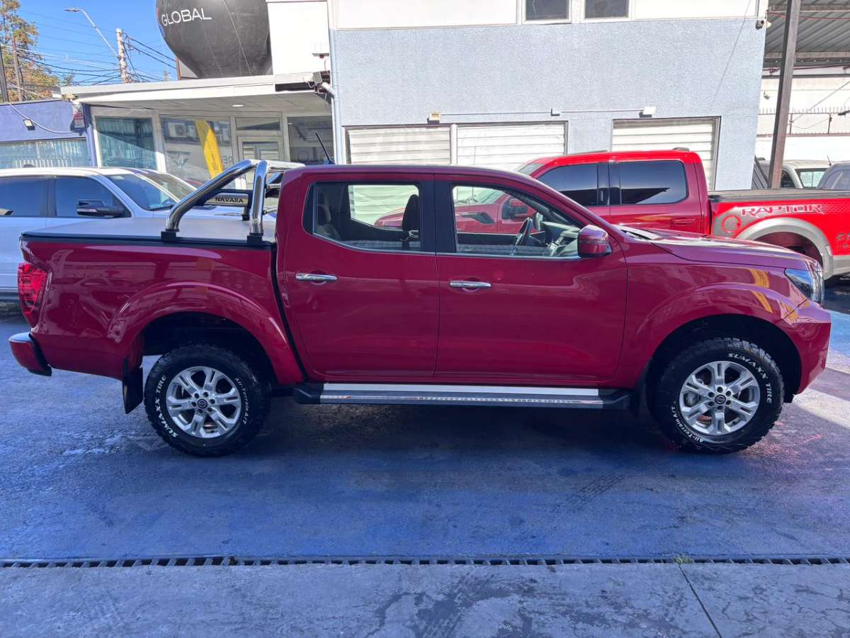 2022 Nissan NAVARA D CAB 4X4 2.3 AT D Rojo - Miniatura 5